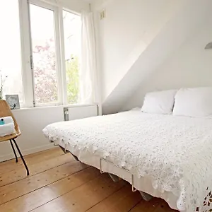 Beautiful 2 Floor Vondelpark Apartment. Couette-café Amsterdam